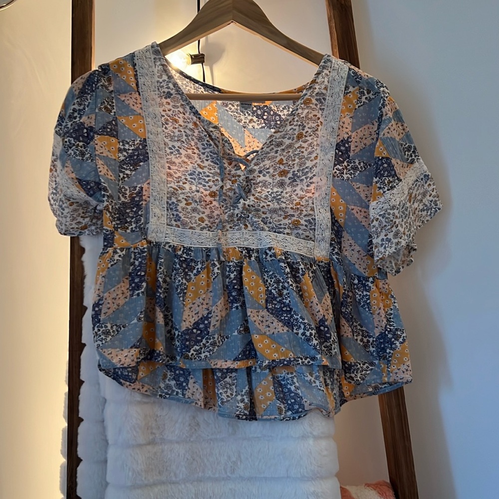 American Eagle, size XS, cropped. Ties in front, soft and lightweight